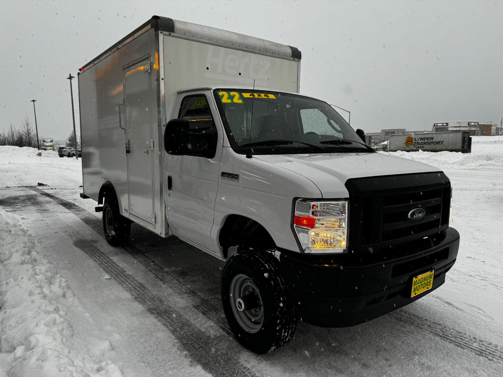 2022 WHITE /White FORD E-SERIES E-350 SD (1FDWE3FK7ND) with an 7.3L engine, Automatic transmission, located at 1960 Industrial Drive, Wasilla, 99654, (907) 274-2277, 61.573475, -149.400146 - Photo #6